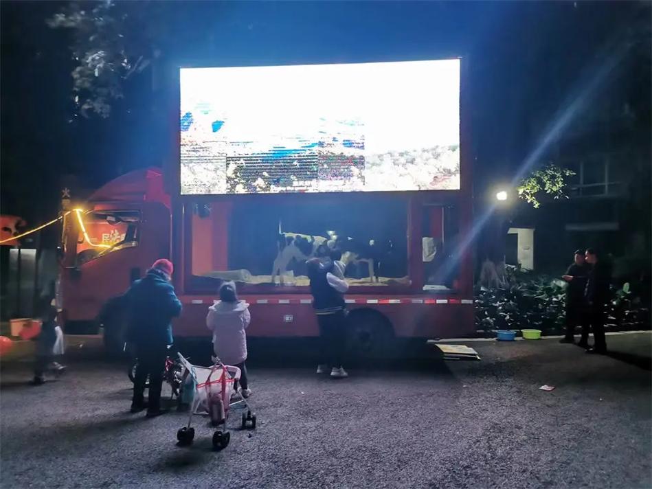 工厂实拍流动广告车厂家联系电话:13908661100 广告